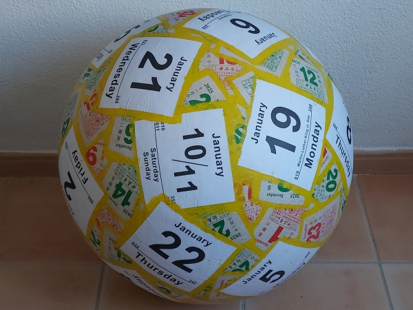 Mappemonde le 25.01.26, papier et peinture acrylique, œuvre évolutive en cours. Ce volume sphérique, tel un condensé du vécu de notre planète Terre, prend forme et se modifie au fil du temps. Commencé le 22 juillet 2010, ce fut d