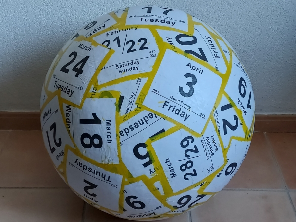 Mappemonde le 03.04.26, papier et peinture acrylique, œuvre évolutive en cours. Ce volume sphérique, tel un condensé du vécu de notre planète Terre, prend forme et se modifie au fil du temps. Commencé le 22 juillet 2010, ce fut d