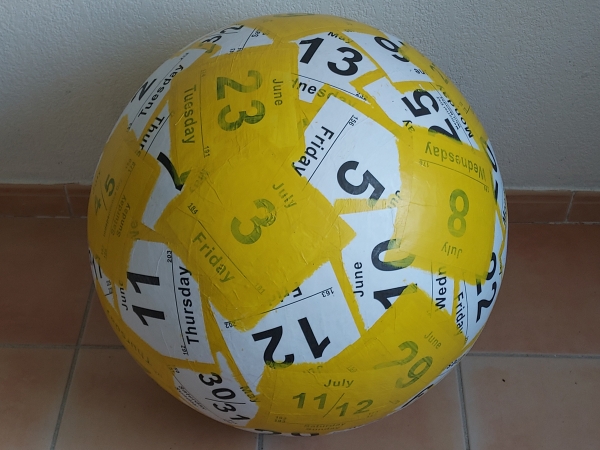 La Terre devenant Soleil, 13 juillet 2026, papier et peinture acrylique, diamètre 58 cm, œuvre évolutive en cours.