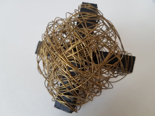Sphère 1, 1990, bois peint et fil de fer laiton, diam. 9 cm