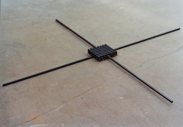 Bussola 1, 1990, bois peint et fil de fer laiton, 4 x 189 x 189 cm